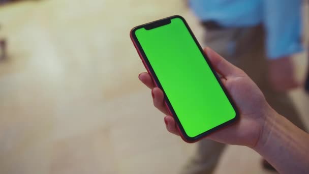 Eine Weibliche Hand Hält Ein Smartphone Mit Grünem Display Einem — Stockvideo