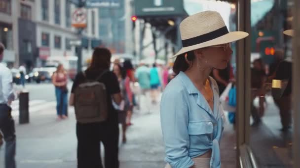 Atractiva Mujer Una Tienda Manhattan — Vídeo de stock