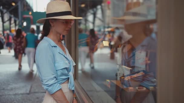 Atrakcyjna Kobieta Pokazie Nowym Jorku — Wideo stockowe