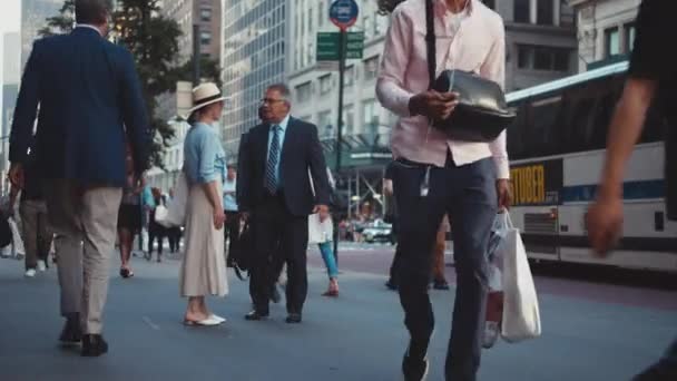 Genç Turist Manhattan New York Tan Geçen Yolculara Soruyor — Stok video