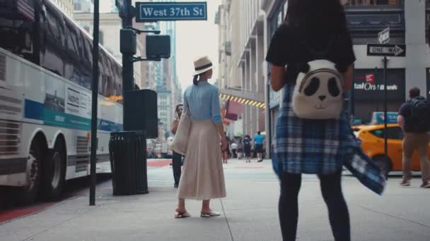 Junge Touristin Der Kreuzung Manhattan — Stockvideo