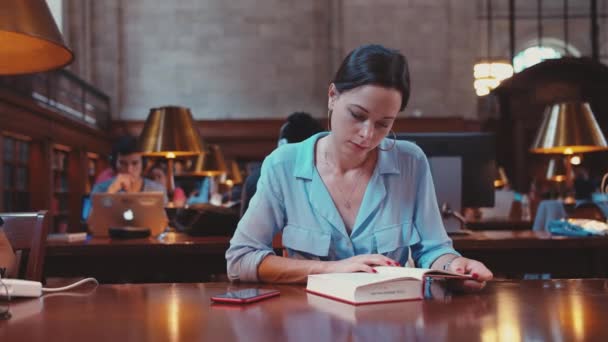 Jovencita Leyendo Libro Biblioteca Nueva York — Vídeo de stock