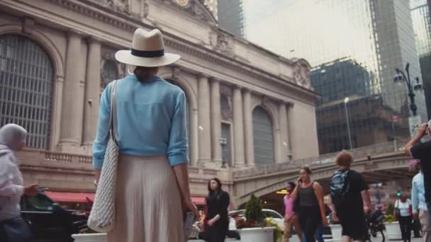 Joven Turista Con Cámara Retro Grand Central Terminal — Vídeos de Stock