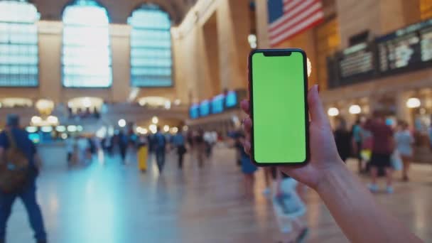 室内に緑のディスプレイのスマートフォンを持つ女性の手 — ストック動画