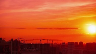 Şehrin arka planında gün batımı