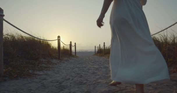 Rano Biegająca Dziewczyna Plaży Zdjęcia Black Magic Cinema Camera — Wideo stockowe