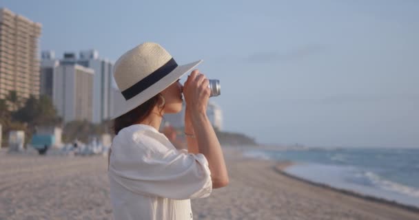 Ung Fotograf Med Retrokamera Vid Havet Skjuten Black Magic Cinema — Stockvideo