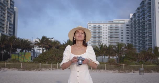 Junger Fotograf Mit Einer Retro Kamera Miami Gedreht Auf Black — Stockvideo
