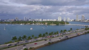Yukarıdan Miami manzarası. Siyah Sihirli Sinema Kamerasında Çekim