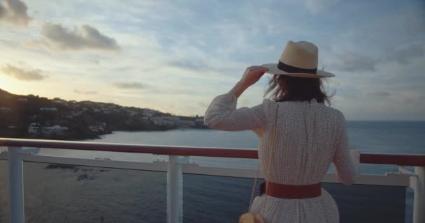 Una Mujer Atractiva Barco Filmado Cámara Cine Black Magic — Vídeo de stock