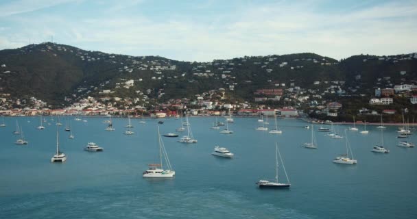 Puerto Marítimo Con Barcos Verano Filmado Cámara Cine Black Magic — Vídeos de Stock