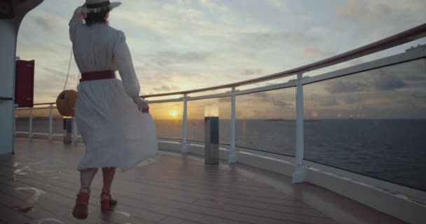 Gün Batımında Gemideki Genç Kız Siyah Sihirli Sinema Kamerasında Çekim — Stok video