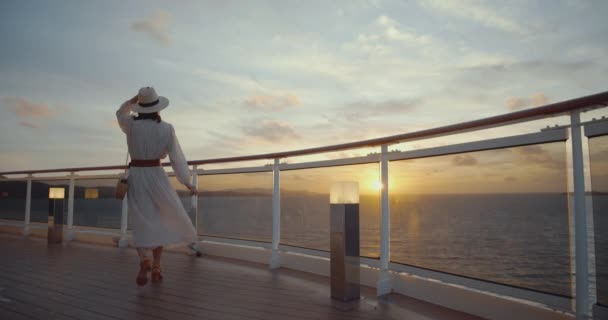 Jonge Vrouw Een Schip Bij Zonsondergang Opgenomen Black Magic Cinema — Stockvideo