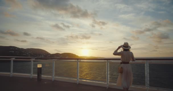 Utazó Fiatal Egy Hajón Naplementekor Fényképezte Black Magic Cinema Camera — Stock videók