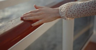 Geminin korkuluklarında bir kadın eli. Siyah Sihirli Sinema Kamerasında Çekim