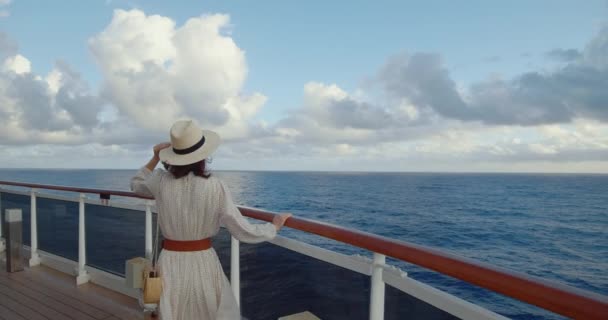 Pasajero Joven Crucero Filmado Cámara Cine Black Magic — Vídeo de stock