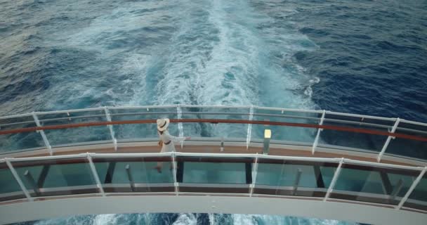 穿着连衣裙在船上跑步的年轻乘客 在黑魔法电影摄像机上拍摄 — 图库视频影像