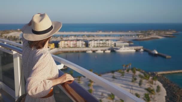 Belle Femme Regardant Ville Depuis Pont Tourné Sur Caméra Cinéma — Video