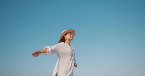 在蓝天的背景下微笑的女人 — 图库视频影像