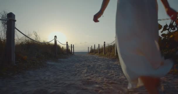 Femme Qui Court Sur Plage Ralenti — Video