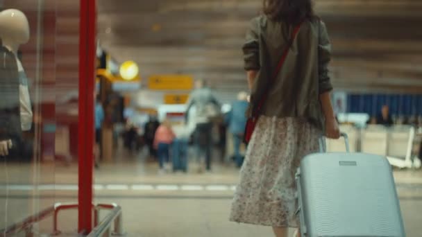 在机场带着手提箱的迷人女孩 — 图库视频影像