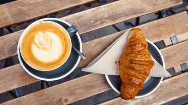 Fransız kahvaltısı ahşap bir masada, yakın plan.