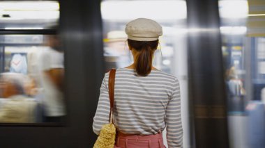 Paris 'te metroda tren bekleyen genç bir kadın.