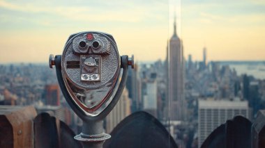 New York 'ta bir turistik bölgede dürbün gözlemleme