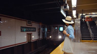 Çekici kız New York 'ta metroda tren bekliyor.