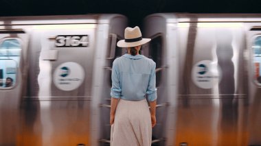 New York istasyonunda tren bekleyen genç bir turist.