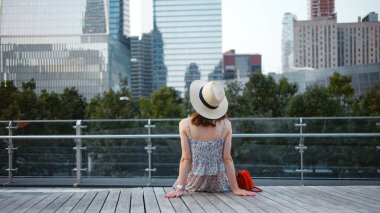 New York 'ta bir parkta genç bir kadın