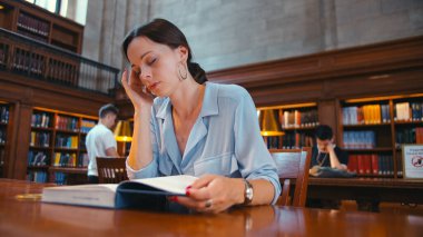 New York 'taki kütüphanede yorgun öğrenci.