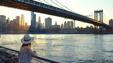 New York 'taki bakış açısına göre genç bir kadın.