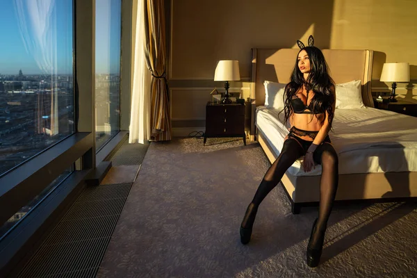 Szexi Fiatal Lány Egy Hotel Hálószobájában — Stock Fotó