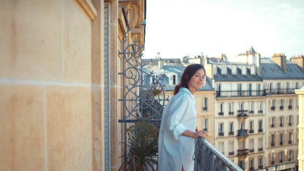 Молодая Красивая Женщина Балконе Париже — стоковое фото