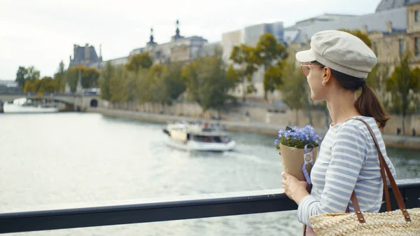 Paris Teki Köprüde Çiçekli Güzel Kız — Stok fotoğraf