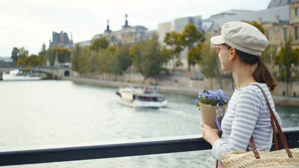 Bella Ragazza Con Fiori Sul Ponte Parigi — Foto Stock