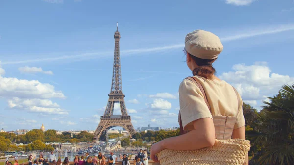 Paris Fransa Daki Eyfel Kulesi Nde Genç Bir Turist — Stok fotoğraf