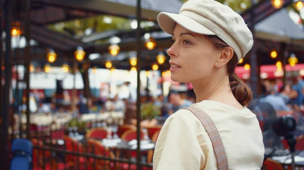 Piękna Dziewczyna Kawiarni Paryżu Francja — Zdjęcie stockowe