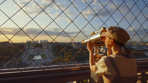 Young Tourist Looking Binoculars View Point Paris — Stock Photo, Image