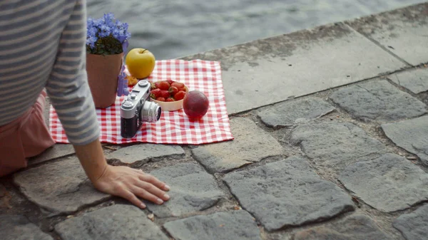 Fiatal Lány Egy Párizsi Pikniken Közelkép — Stock Fotó