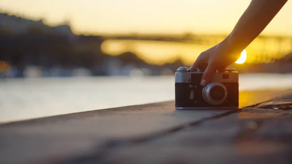 Jovem Fotógrafo Com Uma Câmera Retro Pôr Sol Close — Fotografia de Stock