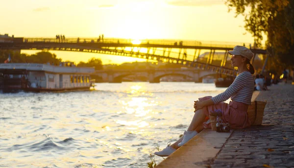 Rapariga Junto Rio Pôr Sol Paris França — Fotografia de Stock