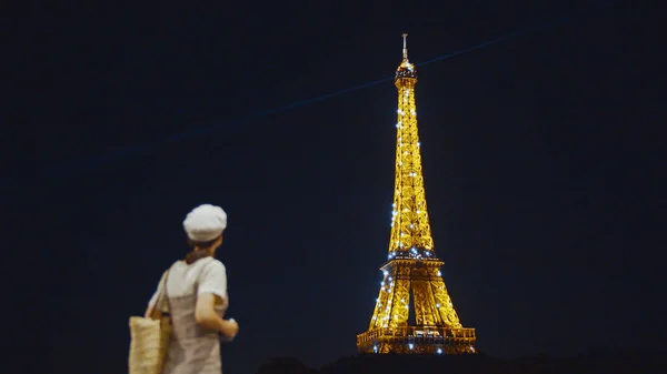 Jeune Touriste Tour Eiffel Paris Soir — Photo