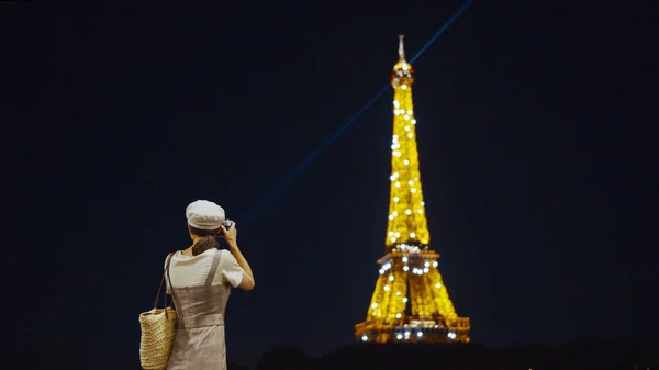 Mladý Fotograf Zářící Eiffelově Věži Paříži Francie — Stock fotografie