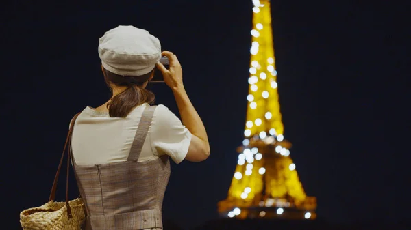 Giovane Fotografo Alla Luminosa Torre Eiffel Parigi Francia — Foto Stock