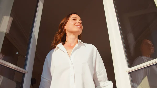 Menina Feliz Uma Camisa Branca Pela Janela Apartamento — Fotografia de Stock