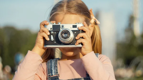 Retro Kameralı Küçük Kız Yakın Plan — Stok fotoğraf