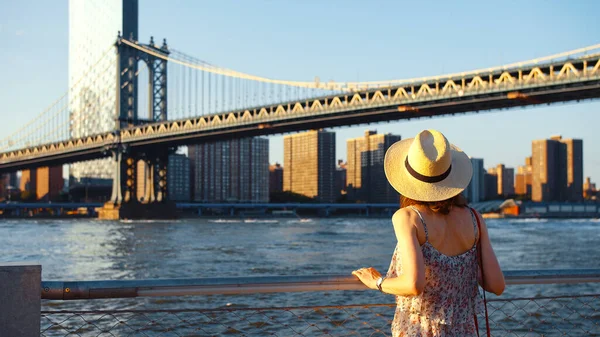 Jovem Mulher Ponto Vista Pôr Sol Nyc — Fotografia de Stock