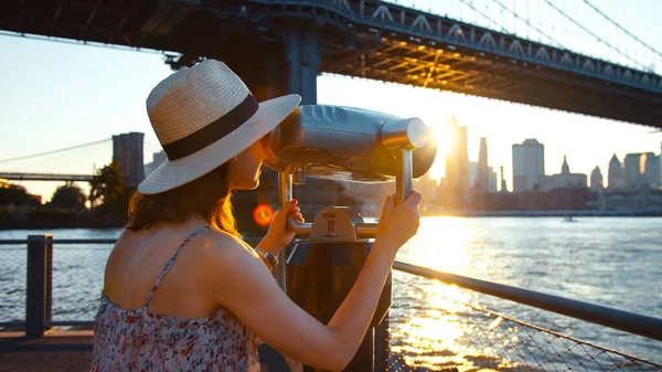 夕日のビューポイントで若い観光客 ニューヨーク — ストック写真
